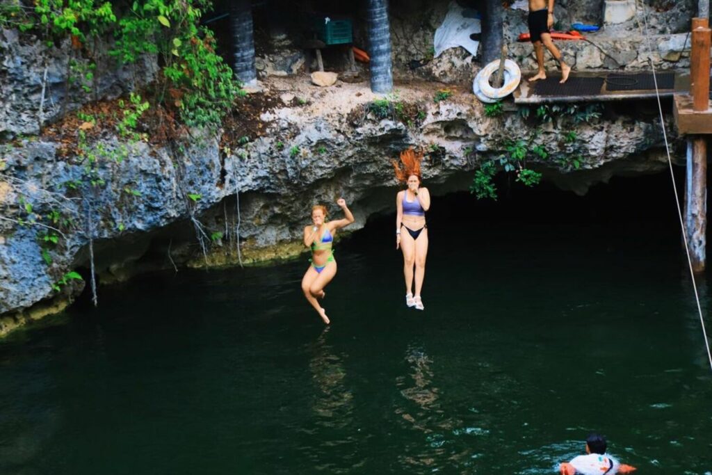 chicas en un tour de cenotes en riviera maya