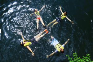 personas nadando en un cenote en la riviera maya