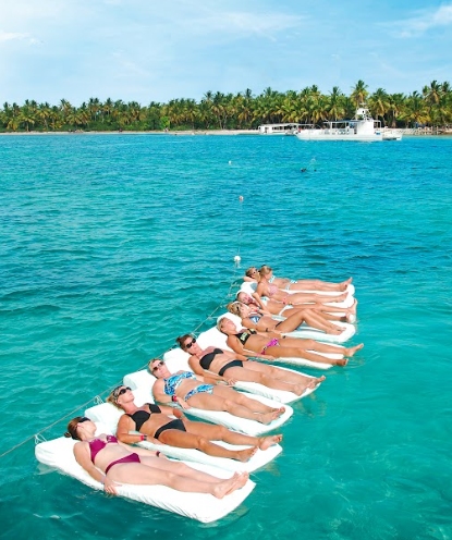 mujeres en un spa en punta cana sobre el mar