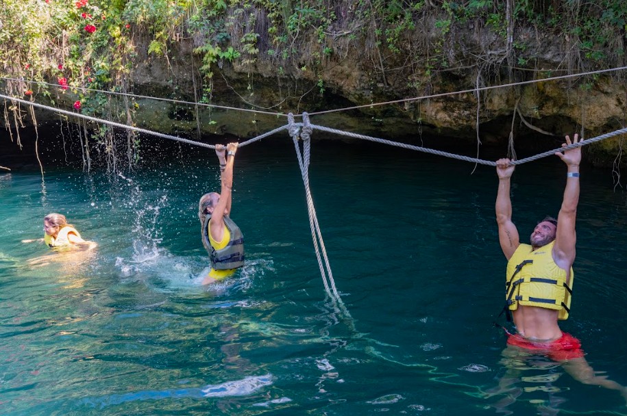 personas nadando en un cenote en la riviera maya