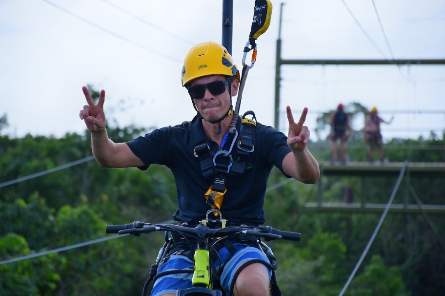 chico con bicicletas aéreas en Selvatica Puerto Morelos