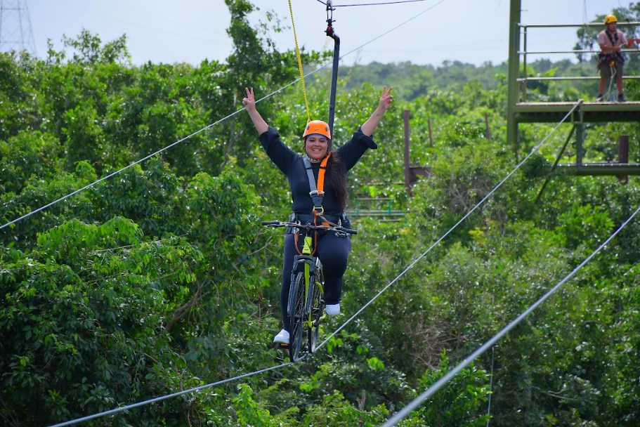 chica disfrutando de un tour aereo en la riviera maya