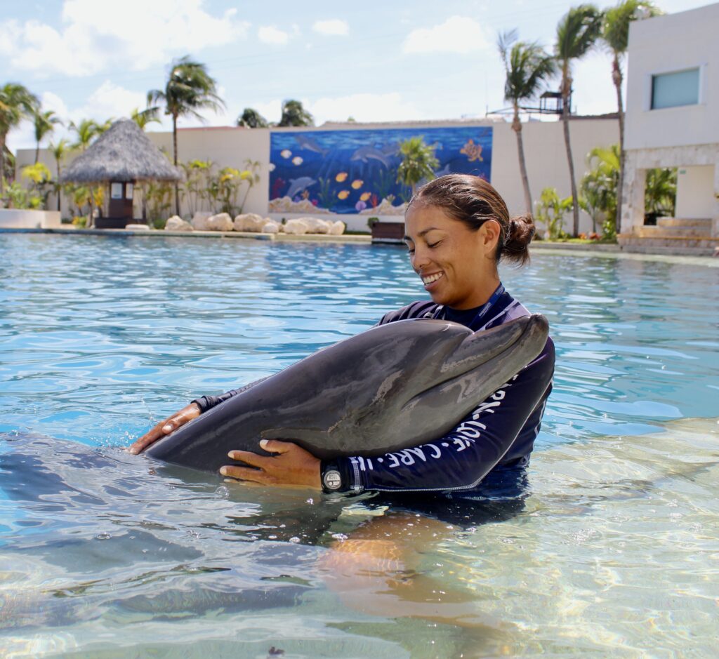 Especialista Marino interactuando con Delfines.