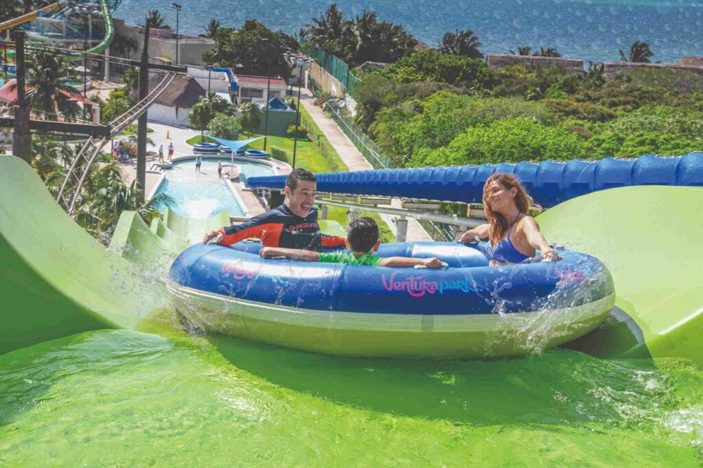 Familia disfrutando del parque de diversiones en Cancún.