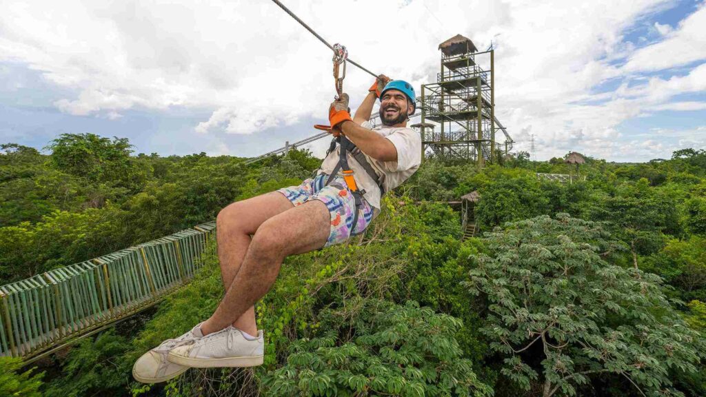 Turista en tirolesa en la Riviera Maya.