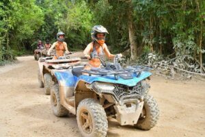 Turistas disfrutando de actividades extremas en Riviera Maya