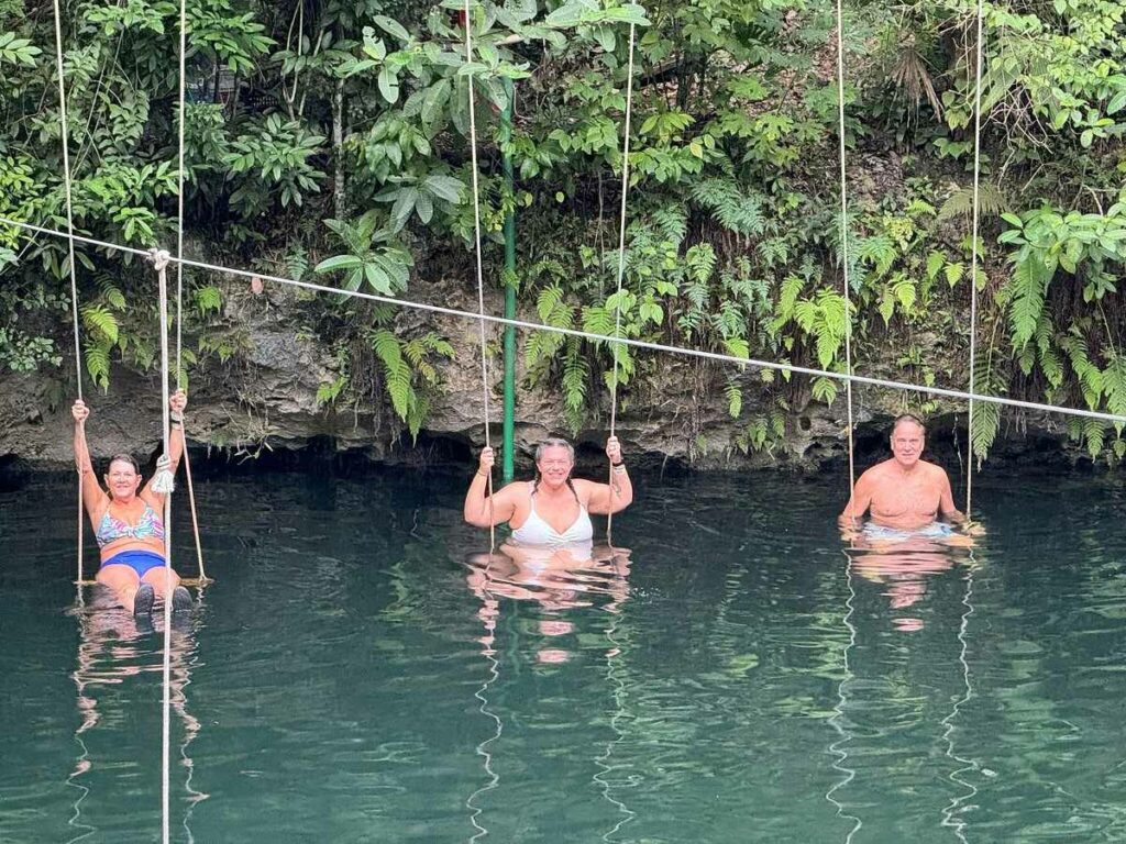 personas nadando en cenotes en la riviera maya