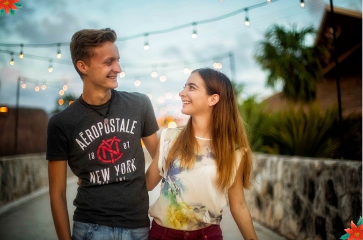 pareja disfrutando de unas vacaciones navideñas en cancún