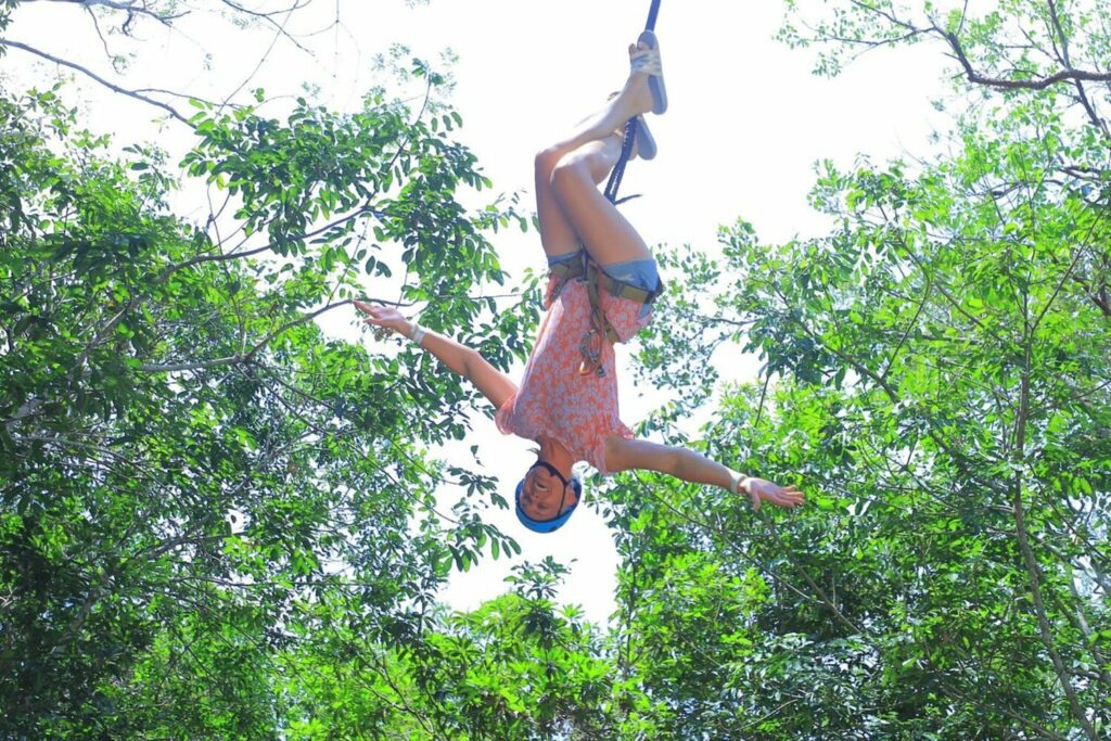 Turista en Tirolesas en Riviera Maya