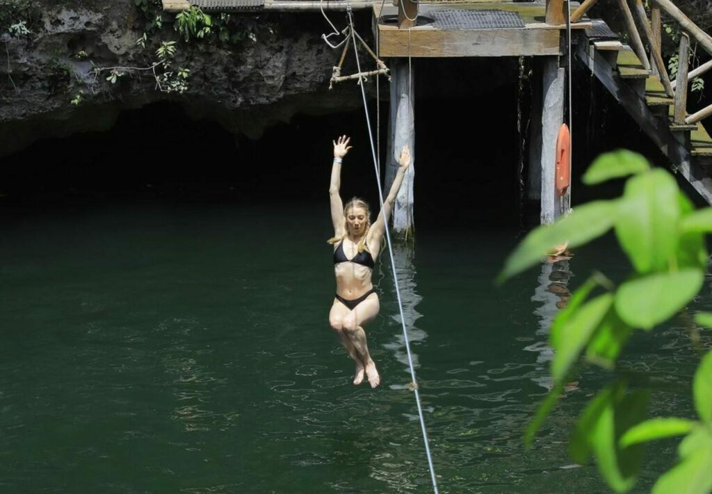 turista realizando actividades en los mejores cenotes en Riviera Maya