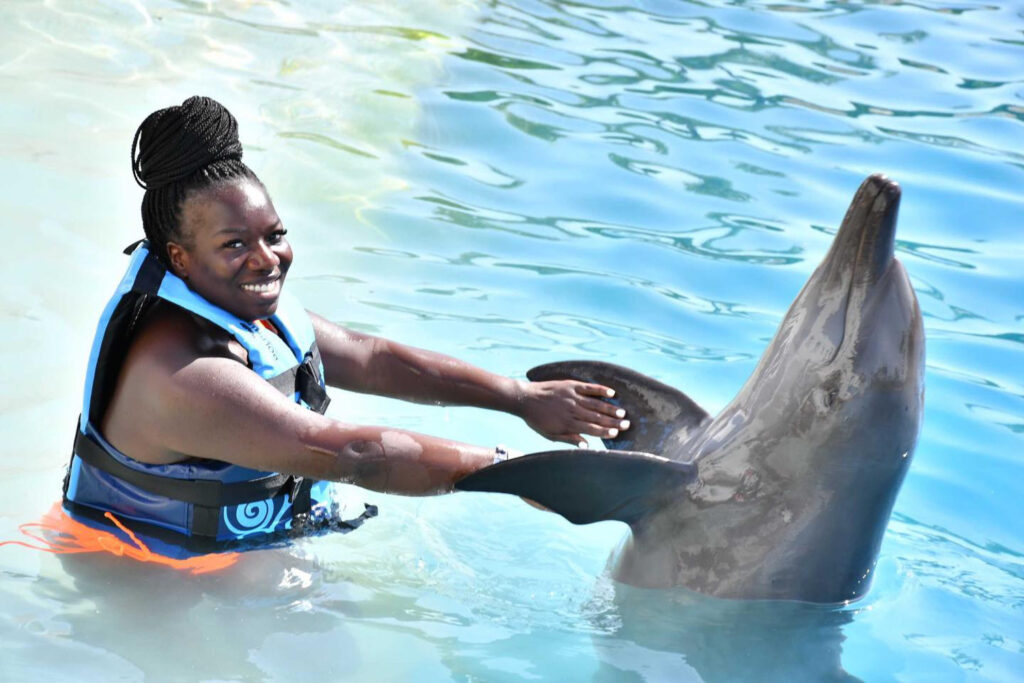 turista nadando con Delfines en Cancún