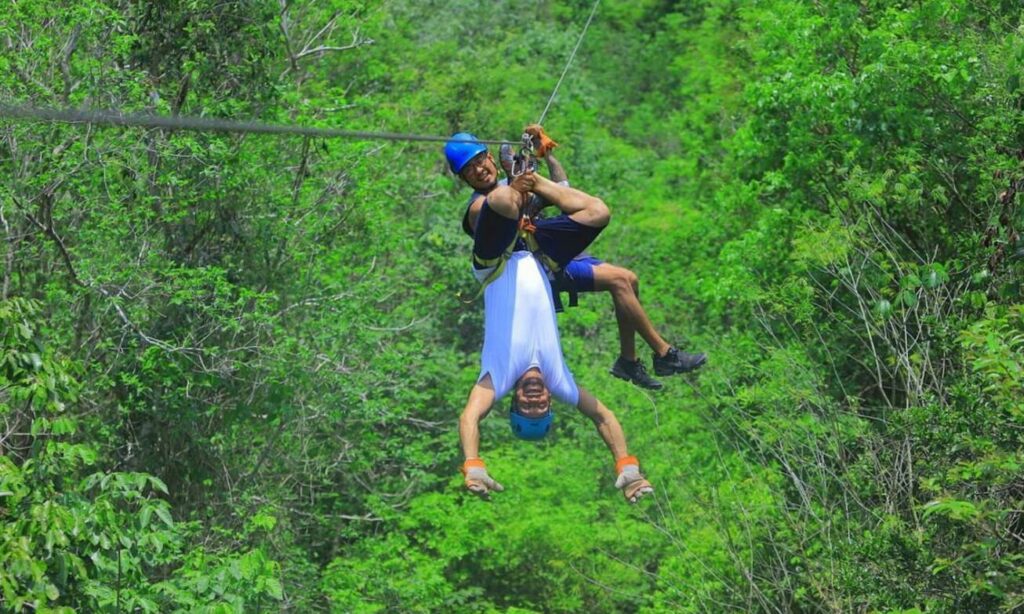 Turistas en un Tour en Puerto Morelos